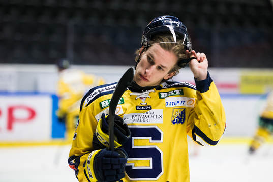 Södertäljes Fredric Weigel innan ishockeymatchen i