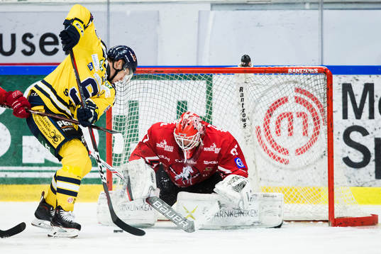 Vita Hästens målvakt Pontus Sjögren med en räddning på