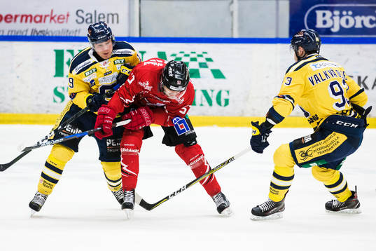 Vita Hästens August Gunnarsson i kamp om pucken