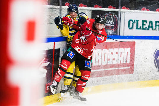 Vita Hästens Jonathan Tholander tacklar Södertäljes