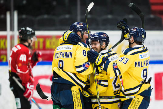 Södertäljes Christopher Bengtsson (m) jublar