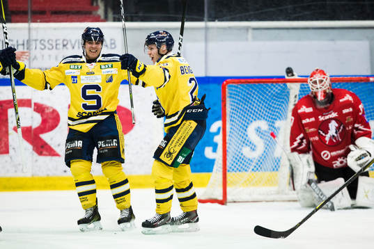 Södertäljes Christopher Bengtsson (h) jublar med Lucas