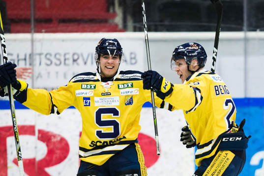 Södertäljes Christopher Bengtsson (h) jublar med Lucas