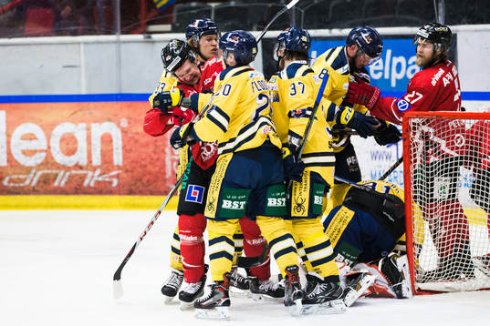 Vita Hästens Mattias Kalin i ett bråk med Södertäljes