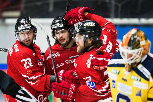 Vita Hästens August Gunnarsson (m) jublar med Marcus