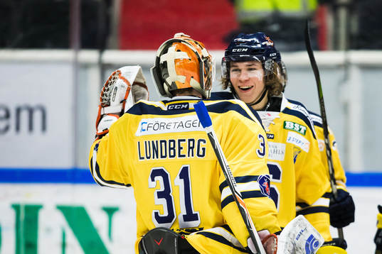 Södertäljes Måns Lindbäck jublar med målvakt Henrik