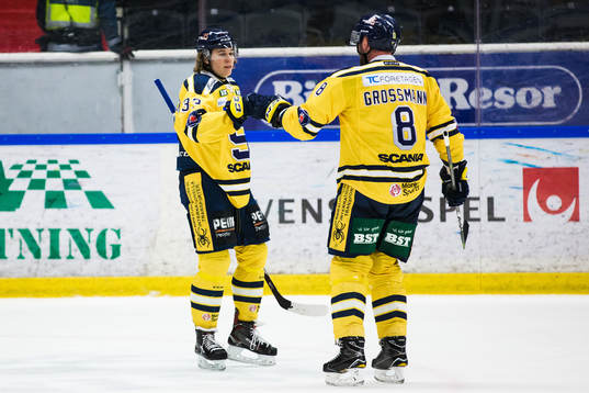 Södertäljes Måns Lindbäck jublar med Nicklas Grossmann