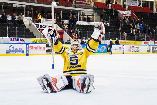Södertäljes målvakt Henrik Lundberg jublar
