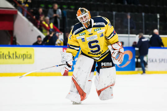 Södertäljes målvakt Henrik Lundberg jublar