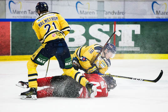 Vita Hästens Albin Ivarsson-Hamberg tacklas av Petter