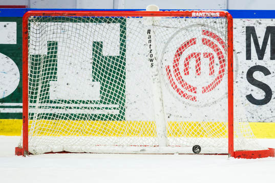 Södertäljes Måns Lindbäck gör 4-1 i öppen målbur