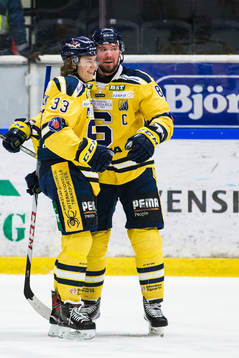 Södertäljes Måns Lindbäck jublar med Nicklas Grossmann
