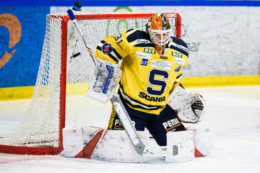 Södertäljes målvakt Henrik Lundberg med en puck som tar