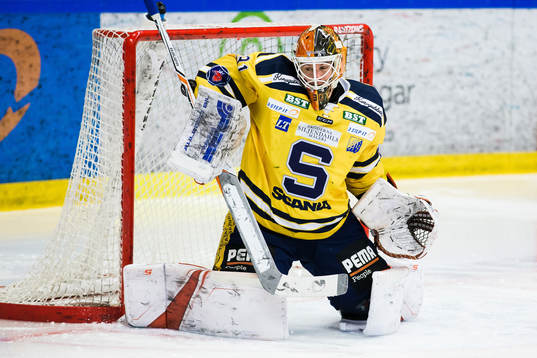 Södertäljes målvakt Henrik Lundberg med en puck som tar