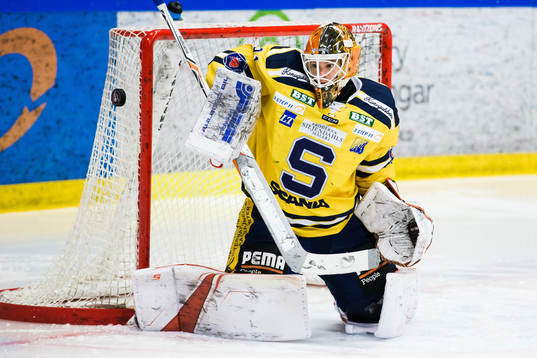 Södertäljes målvakt Henrik Lundberg med en puck som tar