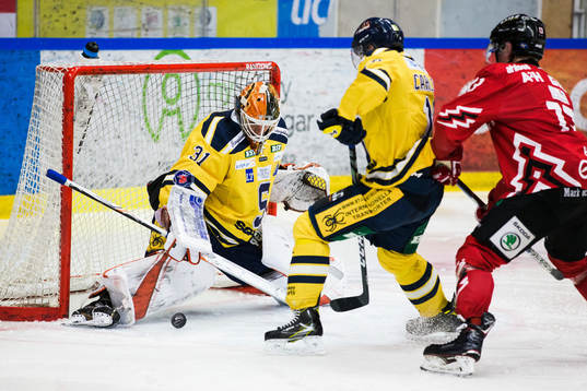 Södertäljes målvakt Henrik Lundberg med en räddning