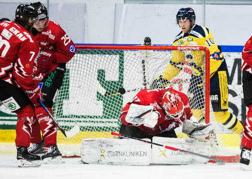 Vita Hästens målvakt Pontus Sjögren får en puck på sig