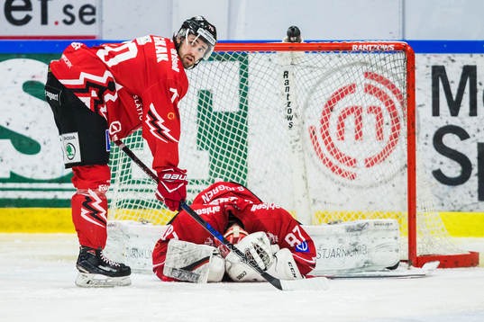 Vita Hästens målvakt Pontus Sjögren dröjer sig kvar på
