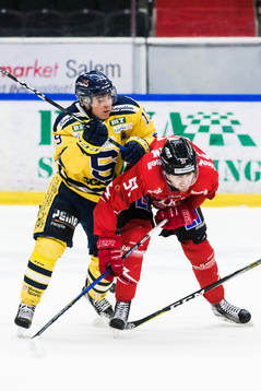 Södertäljes Lucas Carlsson i kamp om pucken Vita Hästens