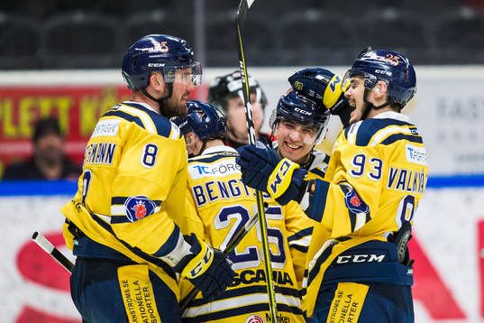 Södertäljes Christopher Bengtsson jublar med Lucas