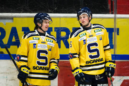 Södertäljes Lucas Byhlin (v) och Jesper Lindén (h) innan