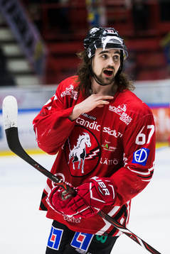 Vita Hästens Patrick Nilsson innan ishockeymatchen i