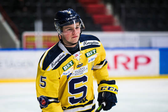 Södertäljes Jesper Lindén innan ishockeymatchen i