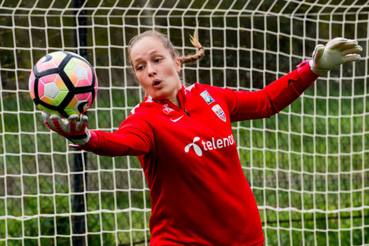 Målvakt Aurora Mikalsen