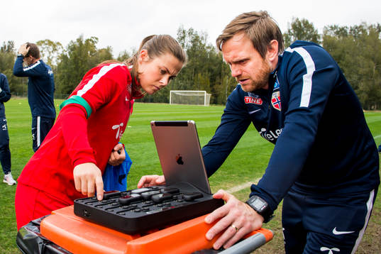 Emilie Haavi och förbundskapten Martin Sjögren tittar på