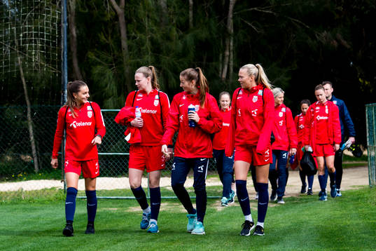 Spelarna ankommer till en träning med Norges damlandslag i