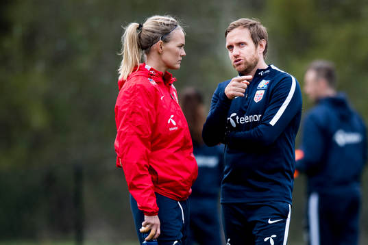 Förbundskapten Martin Sjögren i samtal med målvakt