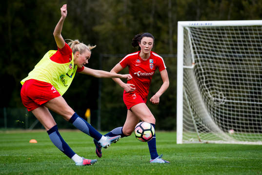 Synne Sofie Kinden Jensen och Ingrid Syrstad Engen