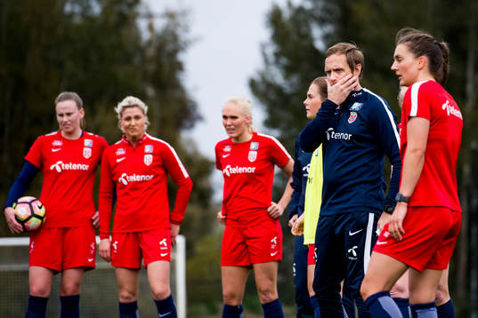 Förbundskapten Martin Sjögren håller i en samling