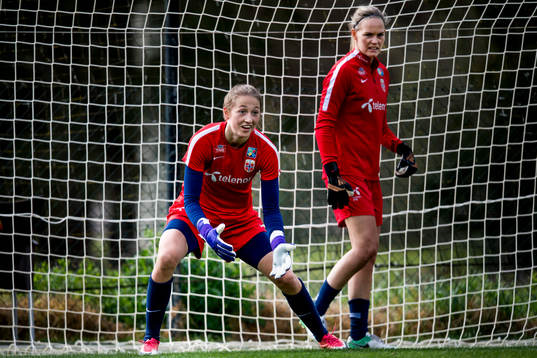 Målvakt Cecilie Fiskerstrand och målvakt Ingrid Hjelmseth