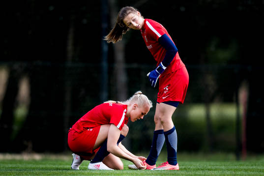 Maria Thorisdottir knyter skorna på målvakt Cecilie