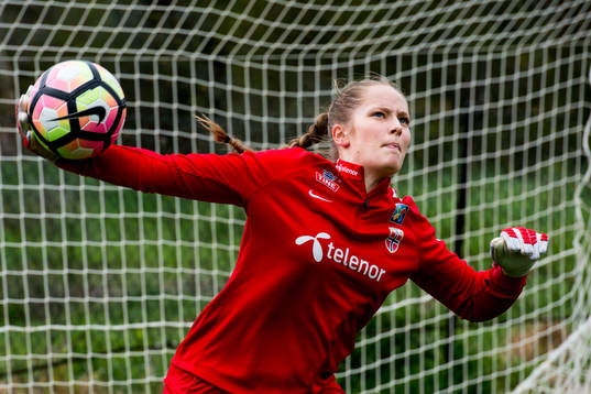 Målvakt Aurora Mikalsen