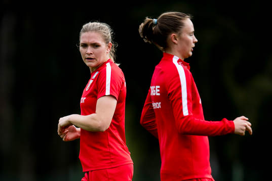 Ingvild Landvik Isaksen och Caroline Graham Hansen