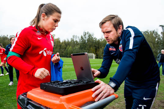 Emilie Haavi och förbundskapten Martin Sjögren tittar på