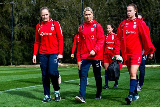 Målvakt Aurora Mikalsen, Ingrid Marie Spord och Caroline