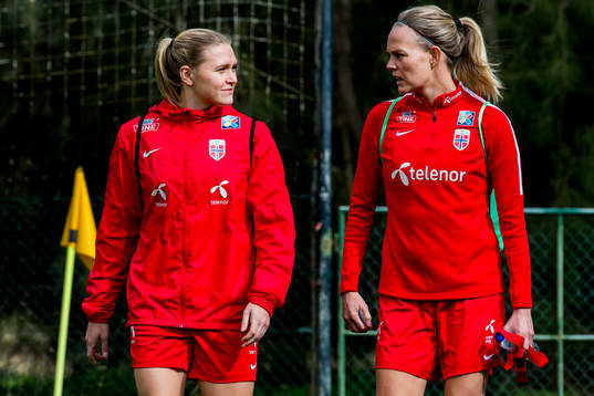 Ingvild Landvik Isaksen och målvakt Ingrid Hjelmseth