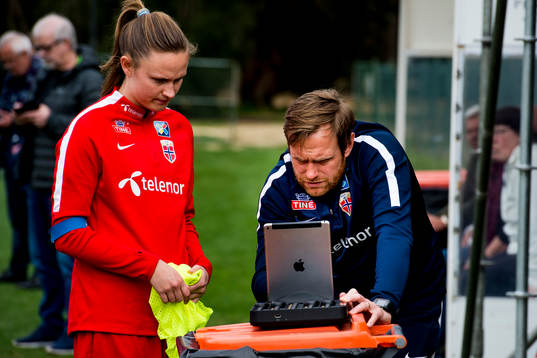 Caroline Graham Hansen och förbundskapten Martin Sjögren