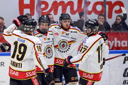 Luleås Nils Lundkvist jublar med lagkamrater