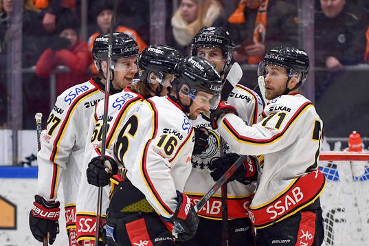 Luleås Emil Larsson jublar med lagkamrater