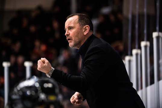 Luleås tränare Thomas Berglund reagerar