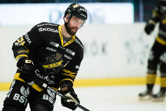 s Emil Lundberg före ishockeymatchen i Hockeyallsvenskan