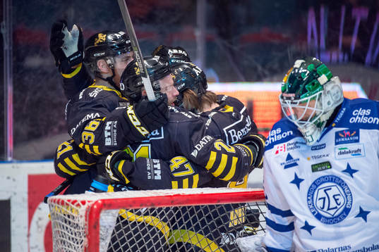 s Anton Holm jublar med lagkamrater