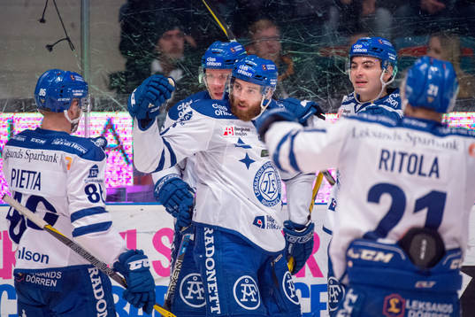 Leksands Austin Madaisky jublar med lagkamrater