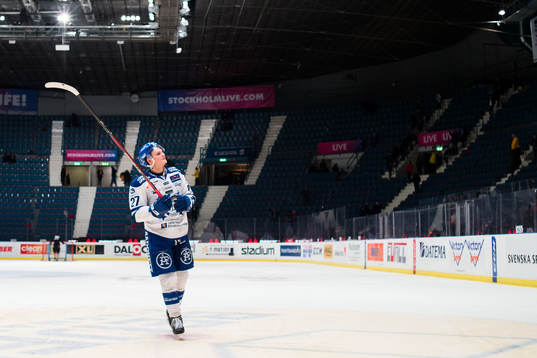 Leksands Anton Karlsson jublar med publiken