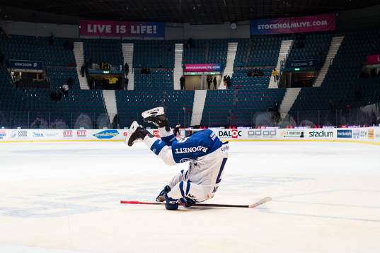 Leksands Anton Karlsson jublar med publiken