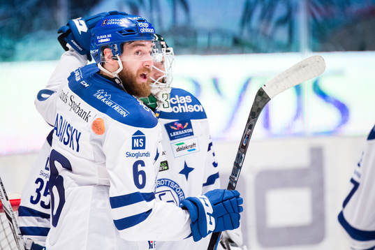 Leksands Austin Madaisky jublar med målvakt Robin Rahm